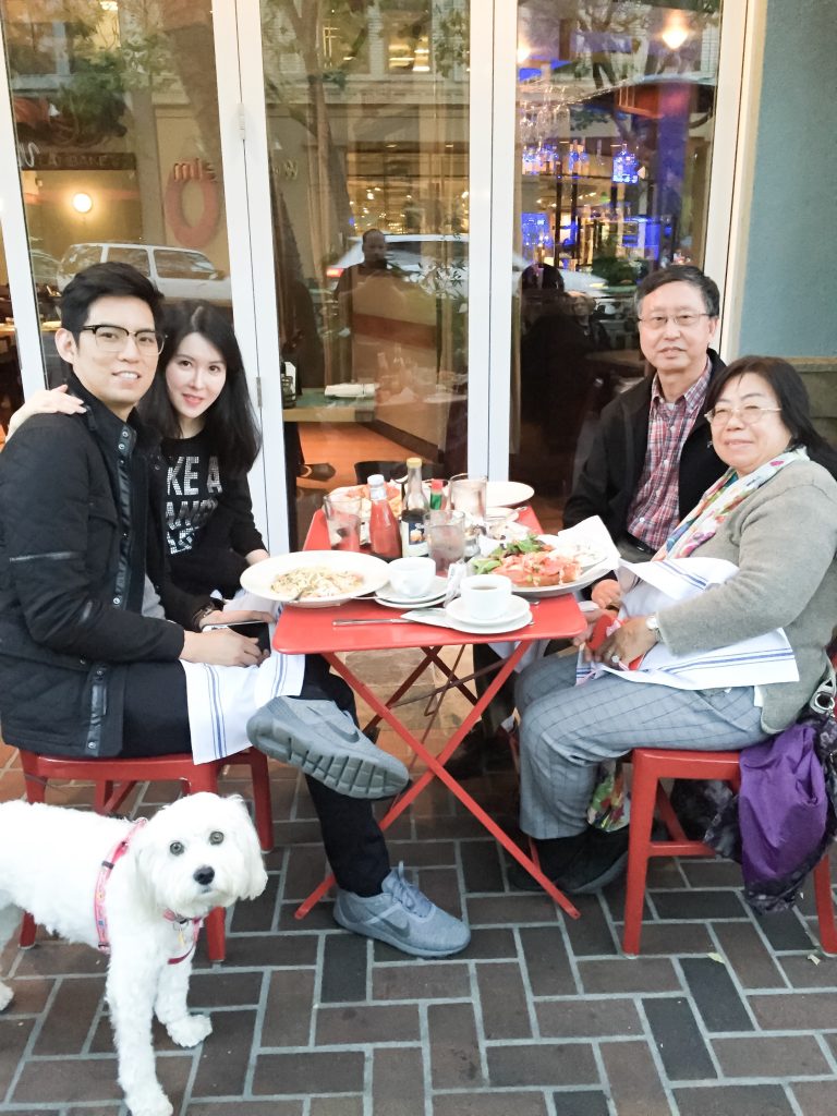 夫妻俩与女儿婧婧、女婿Tony与小狗乖乖在美国史坦福大学街边就餐。